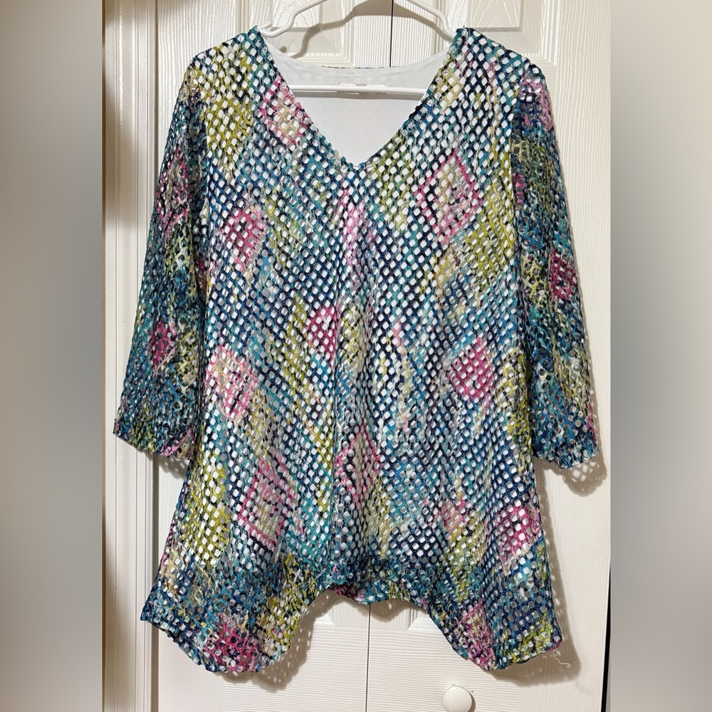 Hailey Lyn Lined Open Net Multicolor 3/4 Sleeve Vneck Blouse Medium